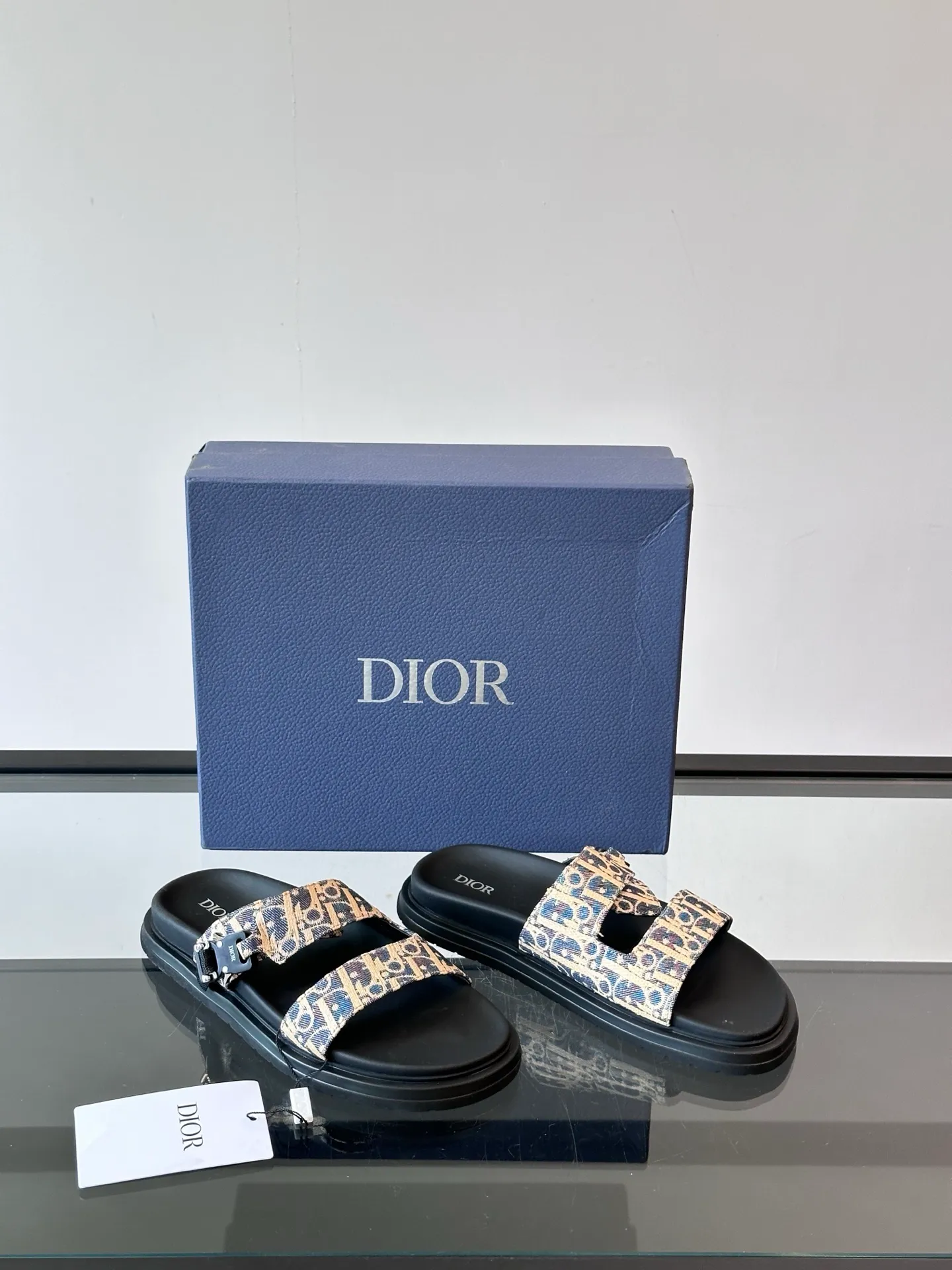 Factory price: 300💰Dior Aqua men's sandals and slippers. Showcasing Dior haute couture design. The Dior gray suede strap is accented with an aluminum Dior buckle for added style. Paired with a comfortable tonal notch sole, they pair easily with shorts or jeans for a sophisticated look. Main body: suede cow leather, technical fabric lining: cow leather, with adjustable straps, aluminum Dior buckle, Dior gray EVA insole, tonal notch rubber outsole splicing structure👌👌 size: 38-44 (45.46 customized)